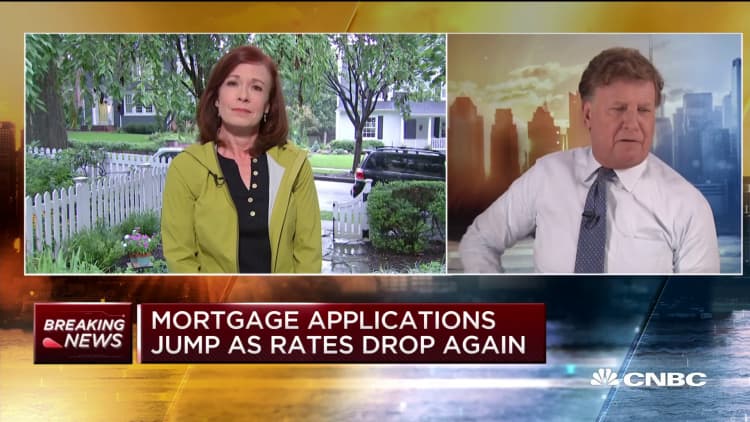 Mortgage applications jump as rates drop again