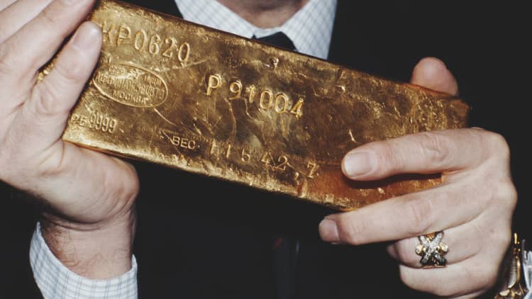 Here's why gold has been outperforming stocks in 2020