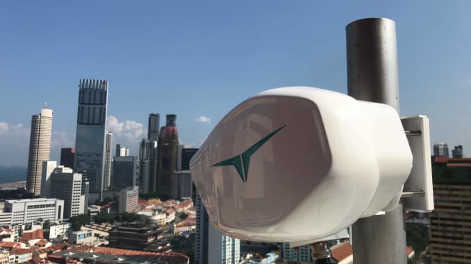 El dispositivo de comunicaciones láser inalámbrico insignia de Transcelestial, Centauri, domina el horizonte de Singapur.