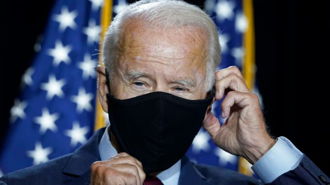 Ứng cử viên tổng thống của đảng Dân chủ giả định là cựu Phó Tổng thống Joe Biden đeo lại mặt nạ sau khi đưa ra những nhận xét sau cuộc họp tóm tắt về coronavirus với các chuyên gia y tế tại Hotel DuPont vào ngày 13 tháng 8 năm 2020 ở Wilmington, Delaware.
