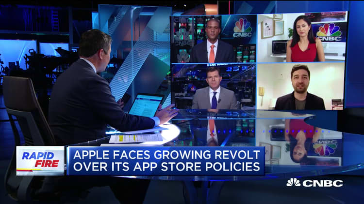 Growing revolt against Apple?