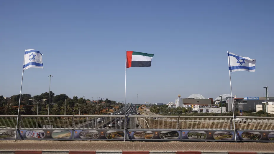 پرچم‌های ملی اسرائیل در کنار پرچم‌های ملی امارات متحده عربی در کنار جاده‌ای در نتانیای اسرائیل، در روز دوشنبه، 17 اوت 2020 به اهتزاز در می‌آیند.