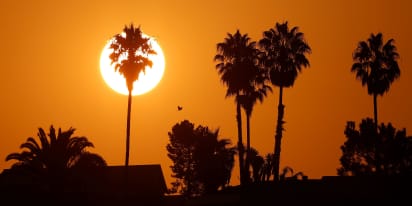 Heat wave hammers Western America, stoking power outage and wildfire concerns