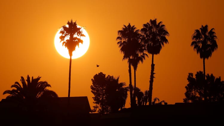Heat wave hammers Western America, stoking power outage and wildfire concerns