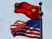 Las banderas de China y EE. UU. ondean cerca del Bund, antes de que la delegación comercial de EE. UU. se reúna con sus homólogos chinos para conversar en Shanghái, China, el 30 de julio de 2019.