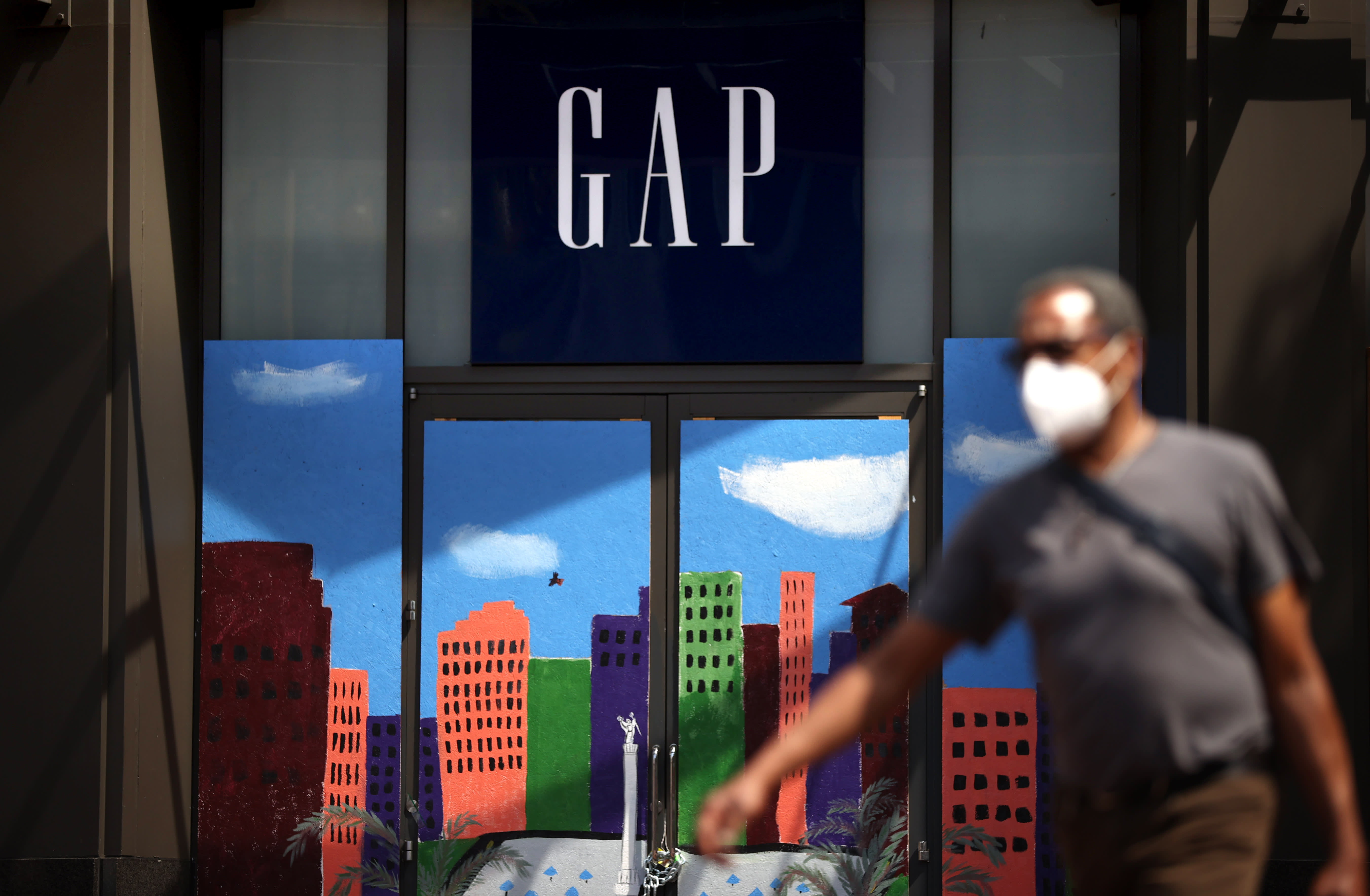 Gap shares crater 9% after retailer sees millions in lost sales from delayed product shipments, cuts forecast