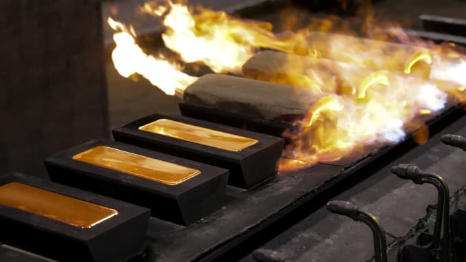 Lingotes de oro fundidos en una planta de la planta de metales no ferrosos de Gulidov Krasnoyarsk en Rusia.