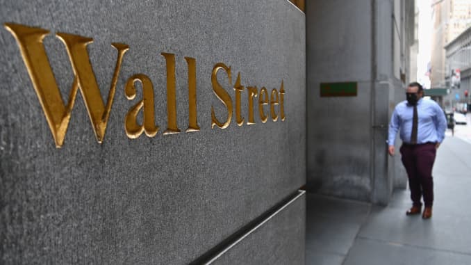 Un hombre camina cerca de la Bolsa de Valores de Nueva York (NYSE) el 31 de agosto de 2020 en Wall Street en la ciudad de Nueva York.