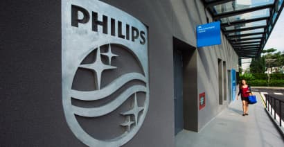 Philips first-quarter core profit plunges as supply chain problems persist