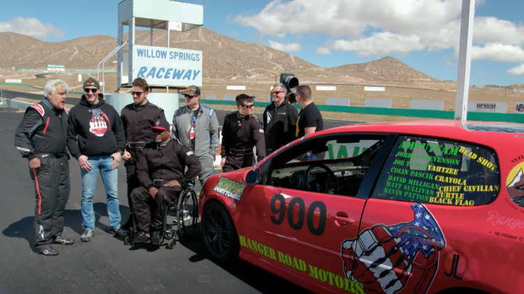Jay Leno meets with veterans at the Willow Springs Raceway