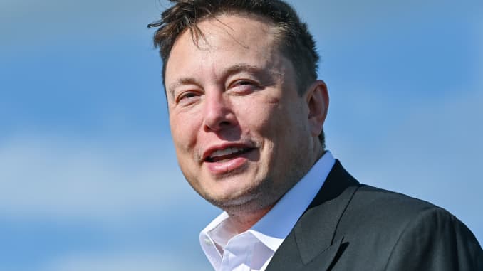 Tesla CEO'su Elon Musk, 3 Eylül 2020'de Berlin yakınlarındaki Grünheide'deki Tesla Gigafactory'nin şantiyesinde duruyor.