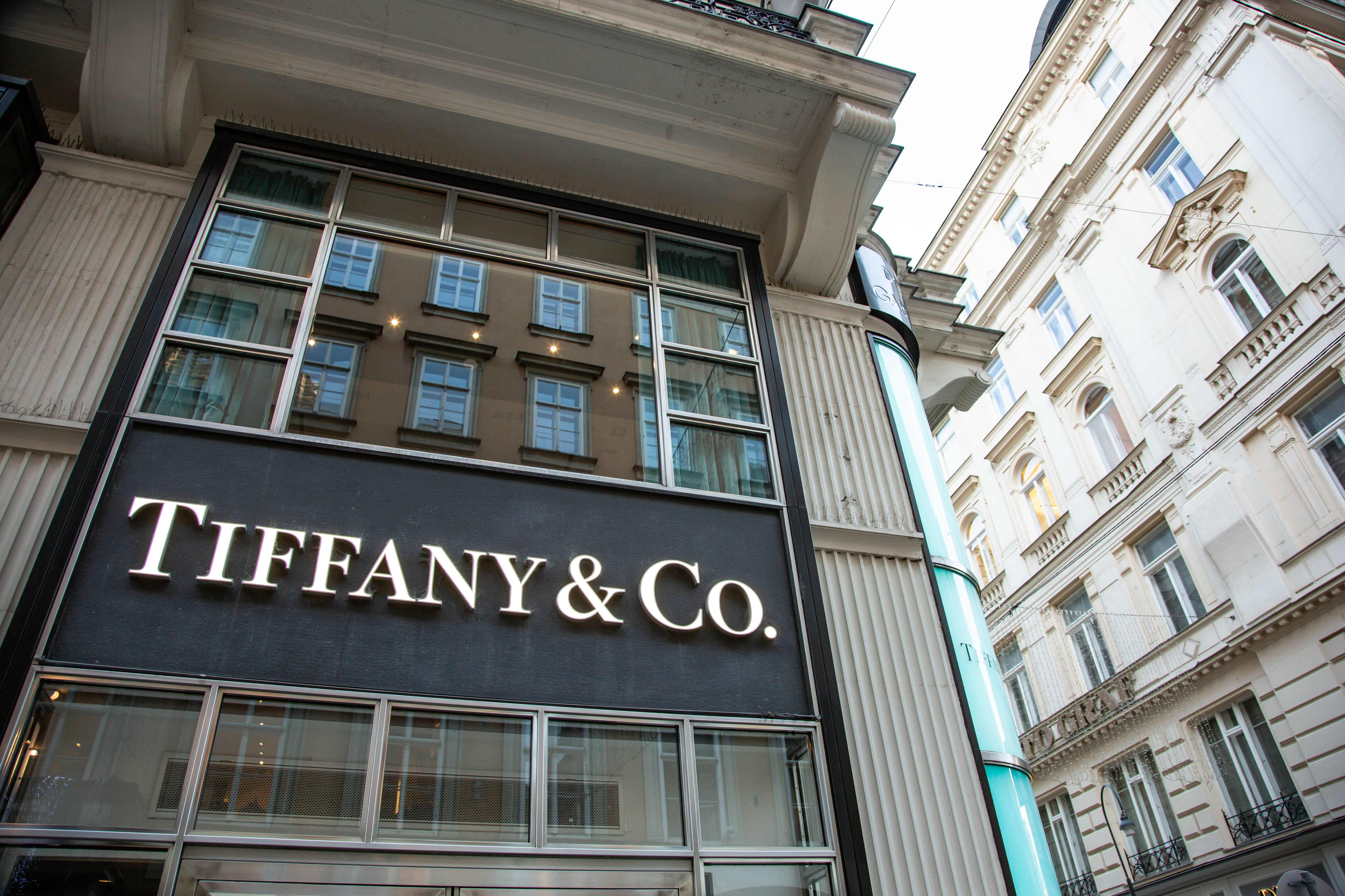 Tiffany shareholders support acquisition of LVMH at end of long dispute