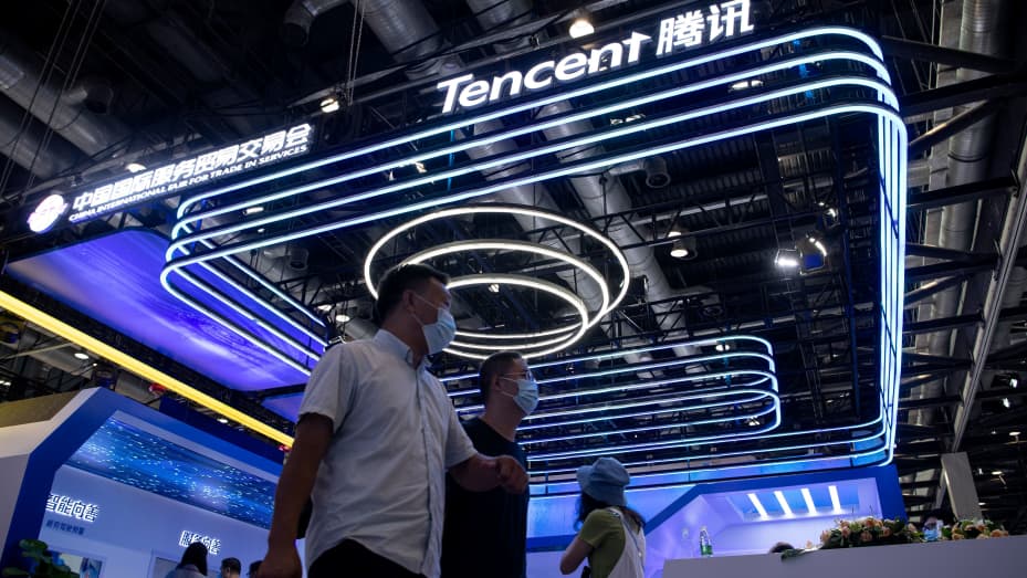 2020년 9월 6일 베이징에서 열린 중국 국제 서비스 무역 박람회에서 사람들이 Tencent 부스를 지나고 있습니다.