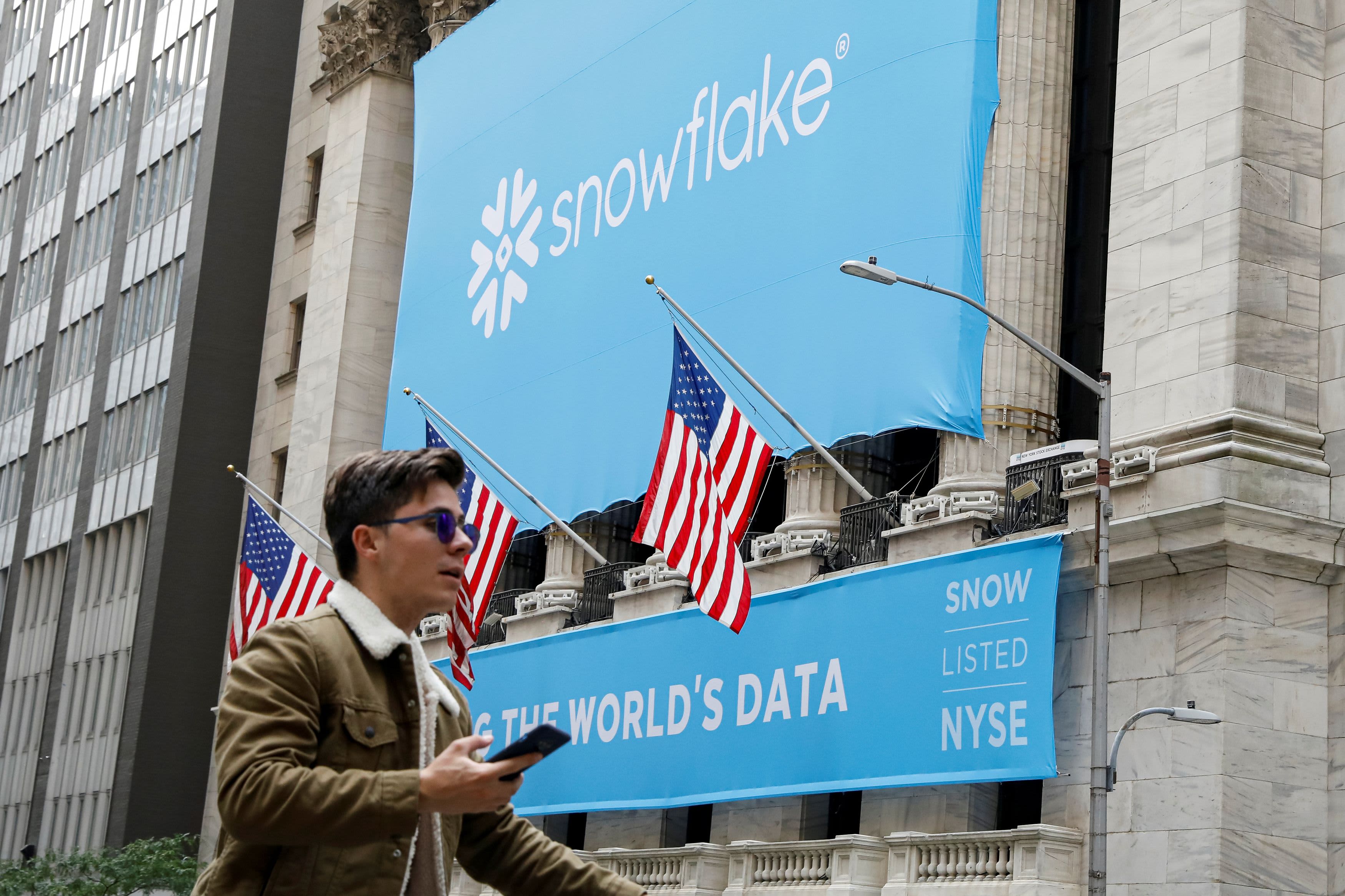 Snowflake shares tumble 14% after it reports slowing revenue growth