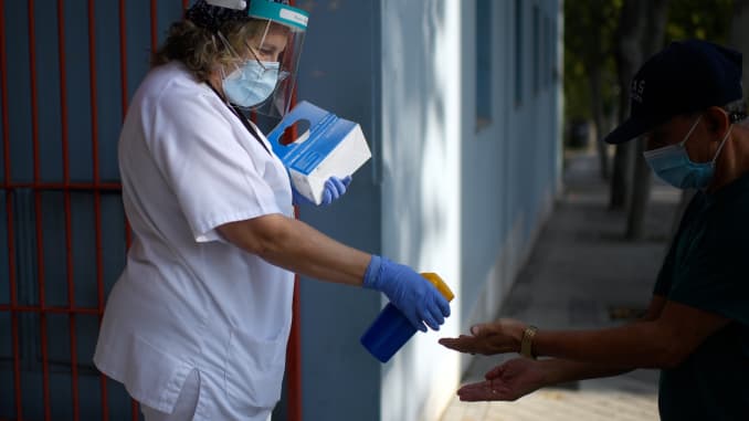 在馬德里的部分封鎖之下，一名護士在Usera社區的Calesas醫療中心對病人的手進行消毒。