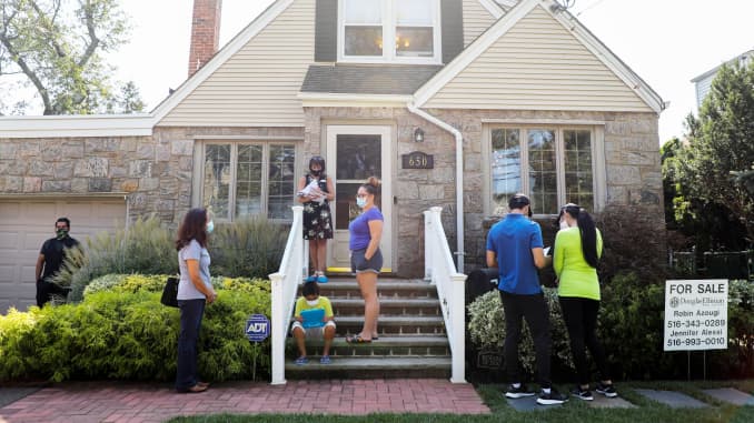 Mọi người chờ đợi để đến thăm một ngôi nhà được rao bán ở Floral Park, Hạt Nassau, New York, Hoa Kỳ, vào ngày 6 tháng 9 năm 2020.