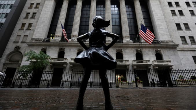 Bức tượng Cô gái không sợ hãi được nhìn thấy bên ngoài Sở giao dịch chứng khoán (cổ phiếu) New York (NYSE) ở Thành phố New York, New York, Hoa Kỳ, ngày 11 tháng 6 năm 2020.