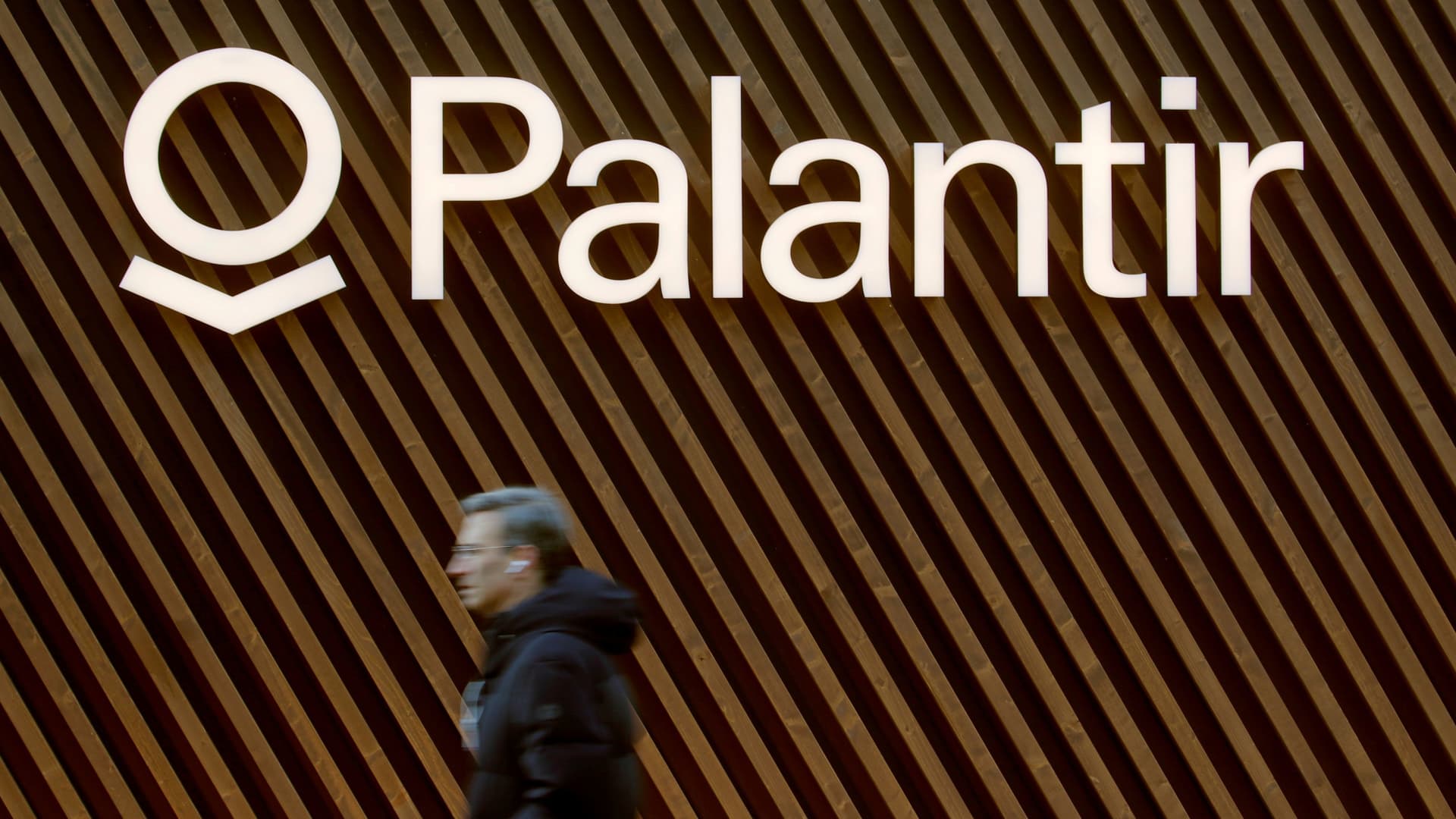 Palantir shares rocket 25% after revenue beat, strong demand for AI
