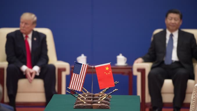 El presidente de los Estados Unidos, Donald Trump, y el presidente de China, Xi Jinping, asisten a un evento de líderes empresariales dentro del Gran Salón del Pueblo en Beijing el 9 de noviembre de 2017.