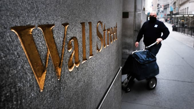 La gente camina por la Bolsa de Valores de Nueva York (NYSE) en el bajo Manhattan el 2 de octubre de 2020 en la ciudad de Nueva York.