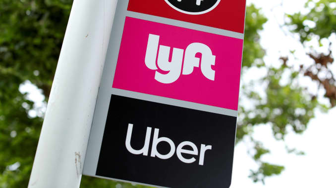 Một tấm biển đánh dấu địa điểm hẹn cho người dùng Lyft và Uber tại Đại học Bang San Diego ở San Diego, California, ngày 13 tháng 5 năm 2020.