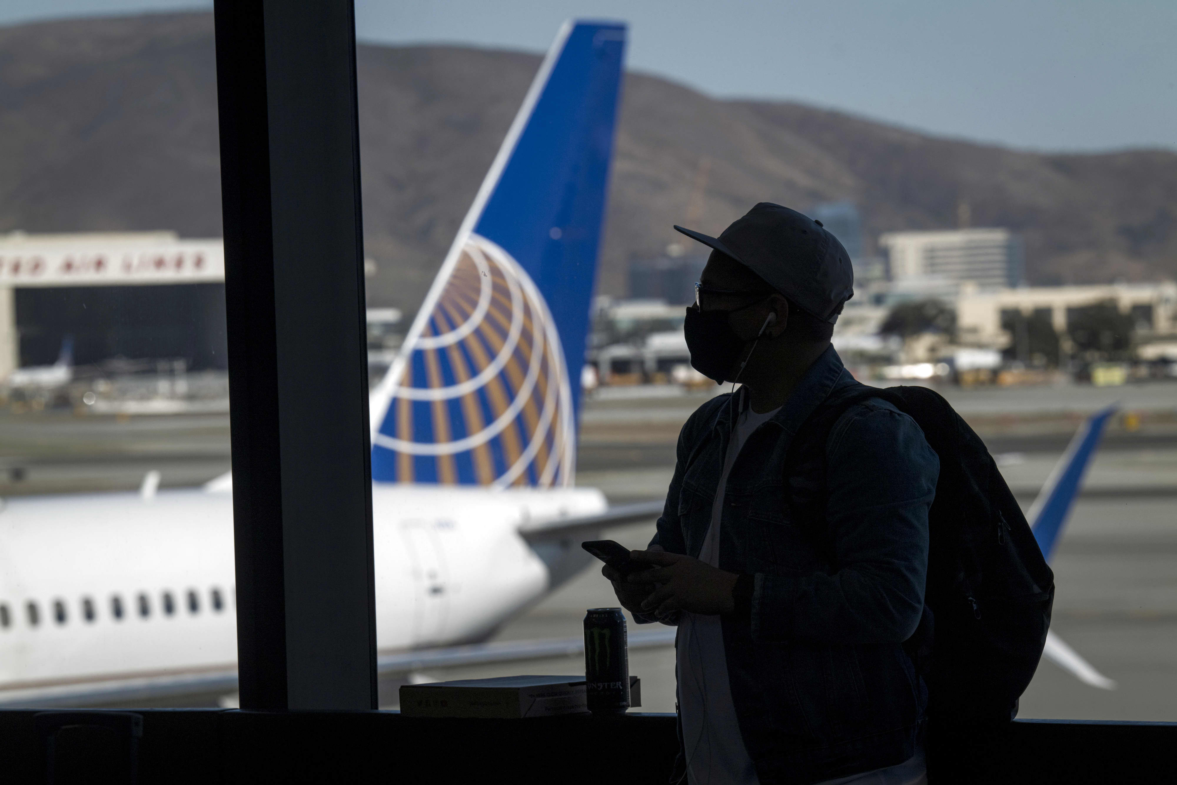 United y Delta cancelan docenas de vuelos en Nochebuena cuando Covid golpea a las tripulaciones