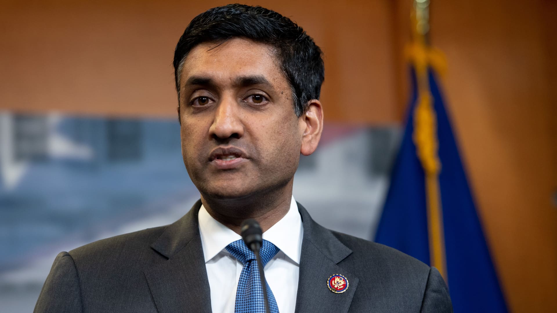 Twitter will have a 'hard time' keeping Trump off if he runs in 2024, says Rep. Khanna