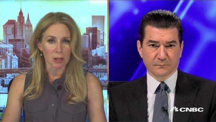 Former FDA chief Scott Gottlieb warns the U.S. is 'at a tipping point' in the pandemic