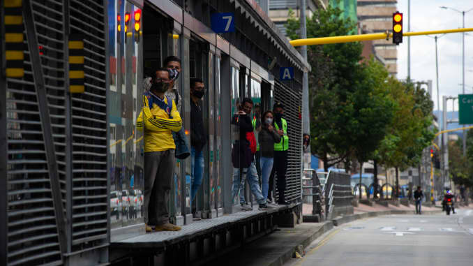 La gente espera un autobús en Bogotá, Colombia.
