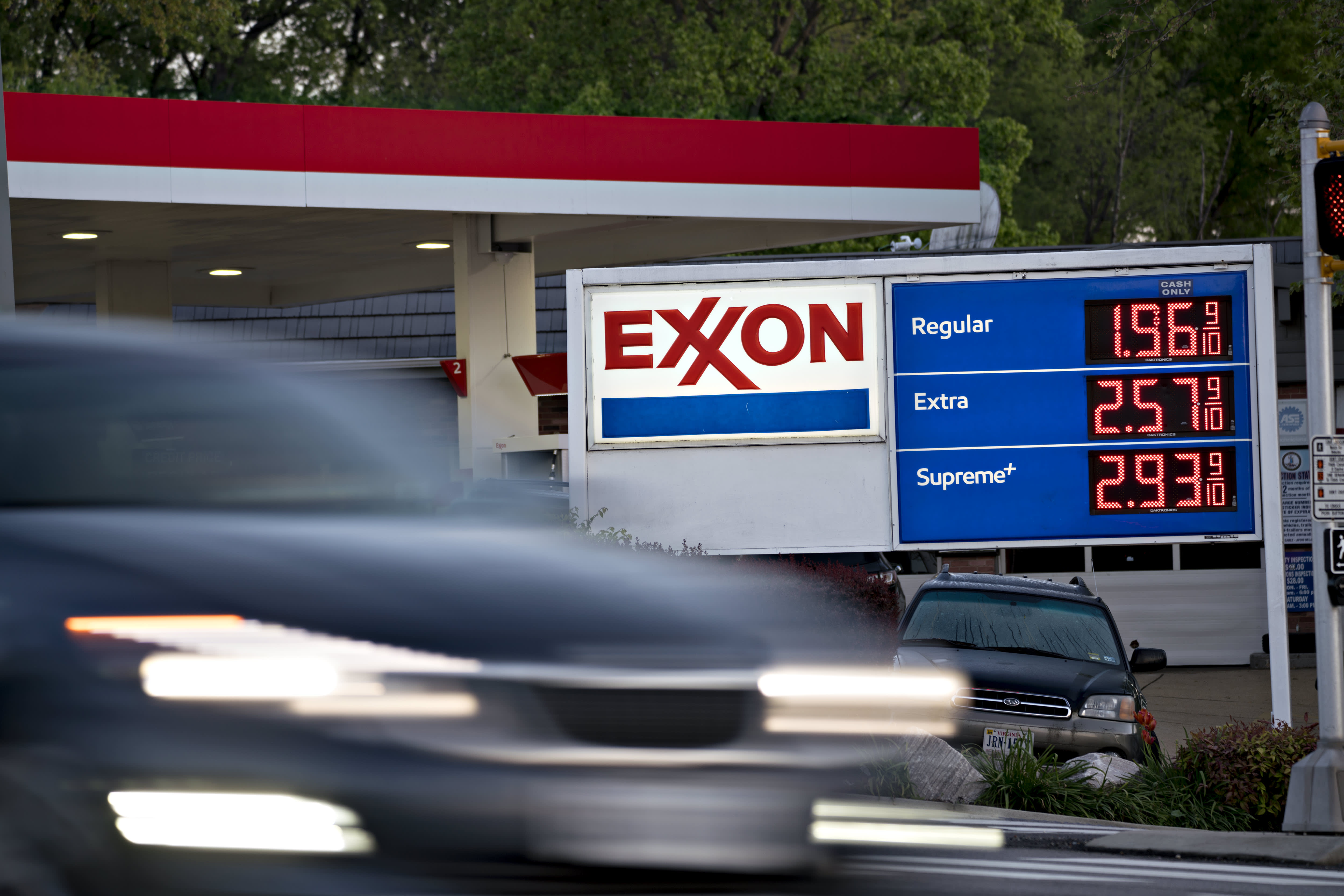 Chevron and Exxon discussed merger last year after Covid pandemic devastated oil prices, reports say - CNBC