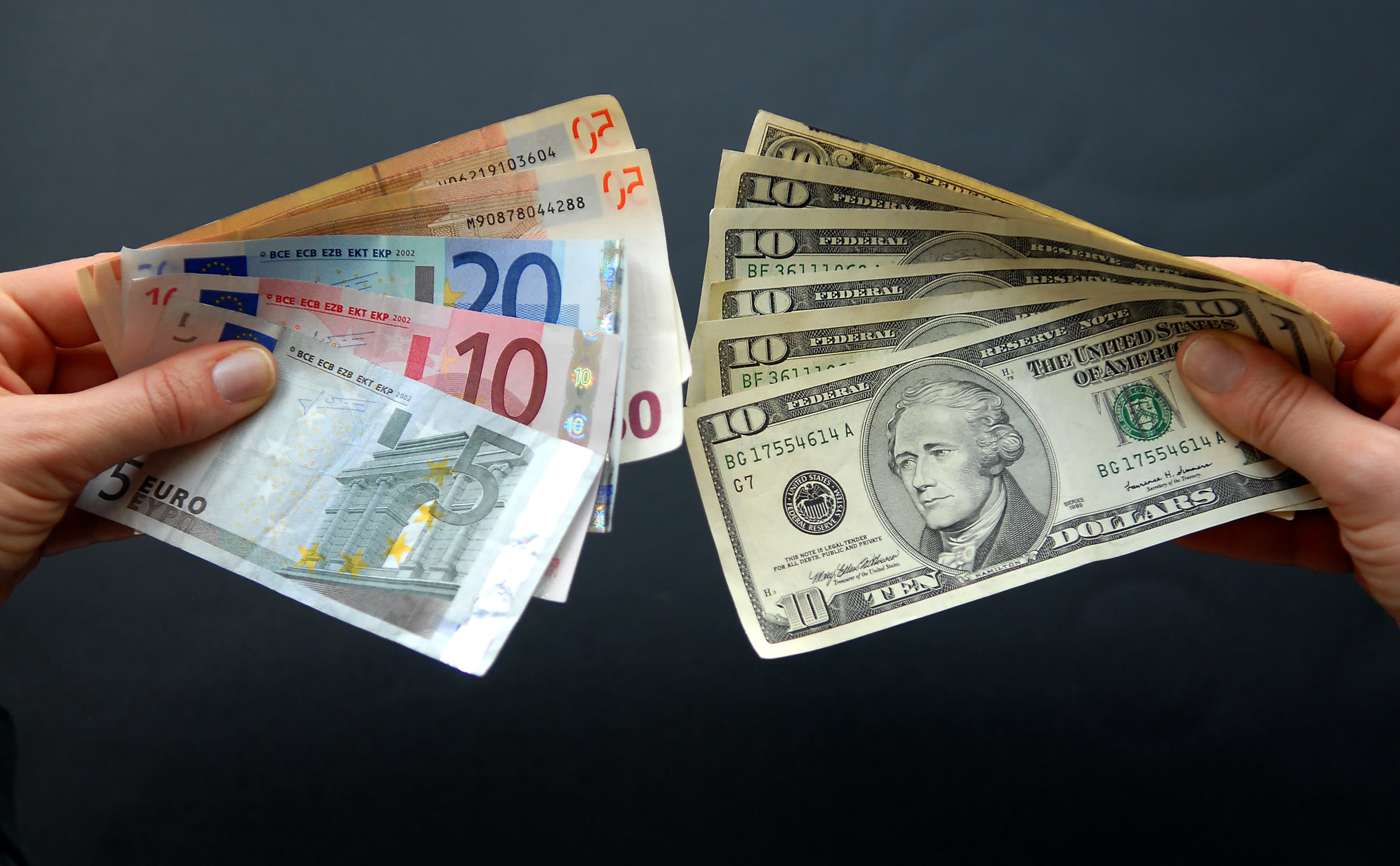 Робочий тиждень, що завершується, на валютному ринку України минув під знаком умовного «бокового тренду» як за доларом, так і за євро.