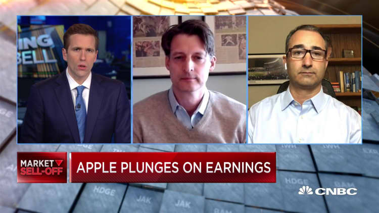 Watch two analysts make their case for why they think Apple could go higher or lower