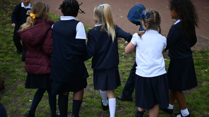 Los estudiantes juegan durante sus vacaciones en su primer día de clases después de las vacaciones de verano en la escuela primaria St Luke's Church of England en East London el 3 de septiembre de 2020.