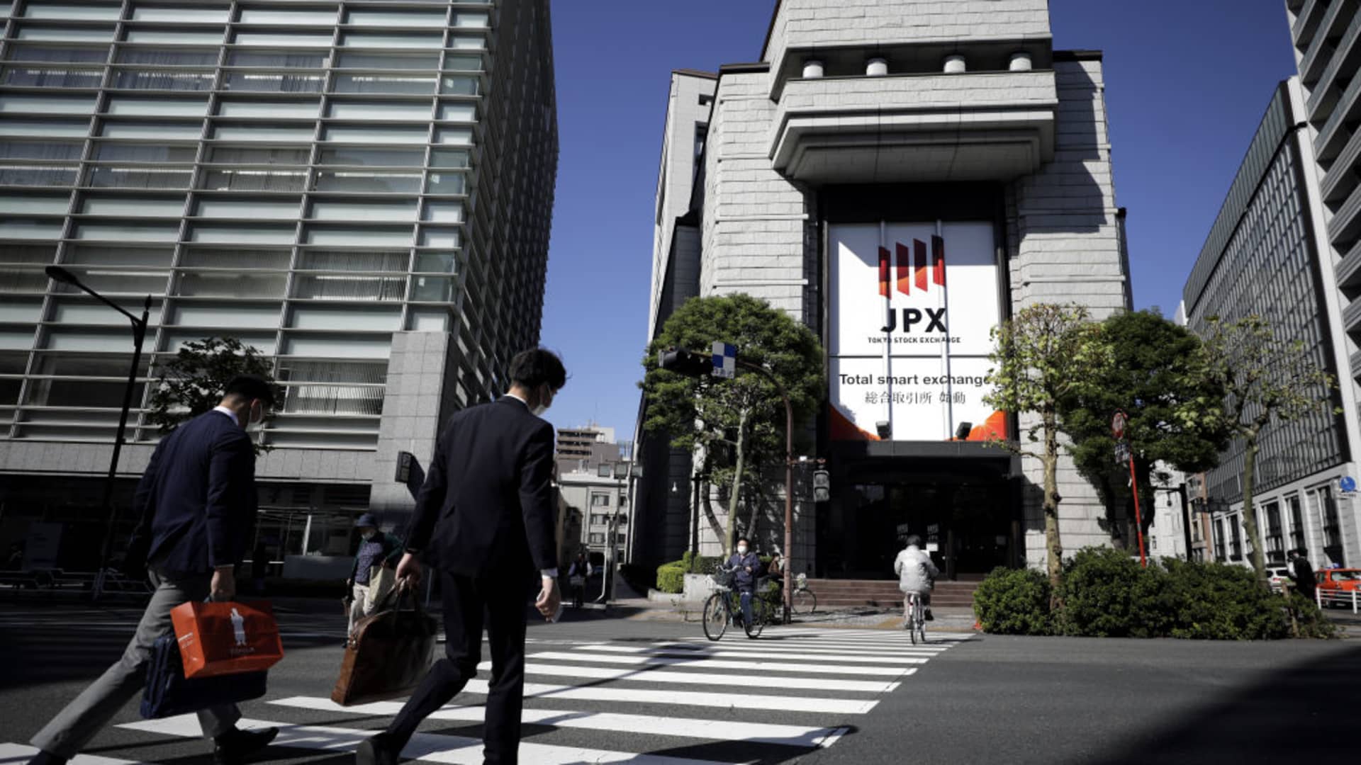 Japan’s Topix falls 2% in Asia selling on Silicon Valley Bank concerns