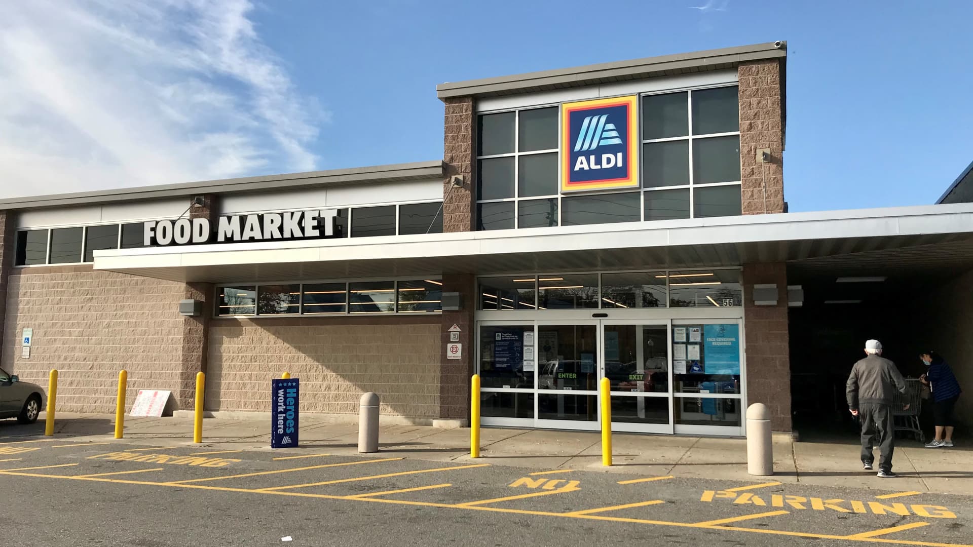 Shoppers entering an Aldi located in Clifton, New Jersey in November 2020.