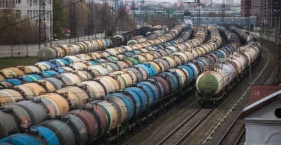 EU delays talks on Russian oil price cap until next week, diplomats say