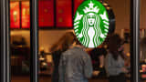 Logotip kavarne Starbucks, viden v eni od njihovih trgovin.