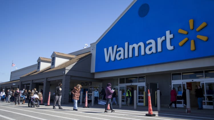 Walmart posts earnings miss, warns sales growth may slow in coming year