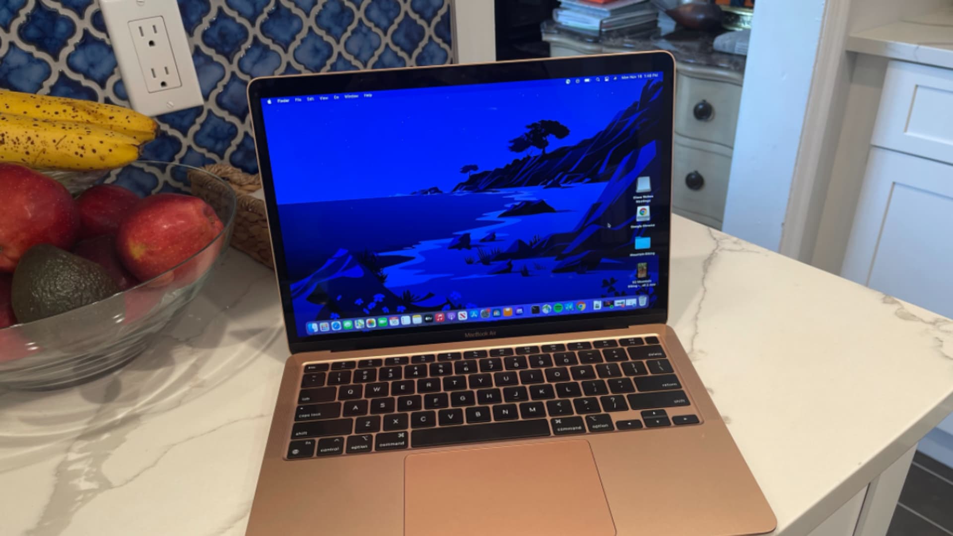MacBook AIr 2020 with M1