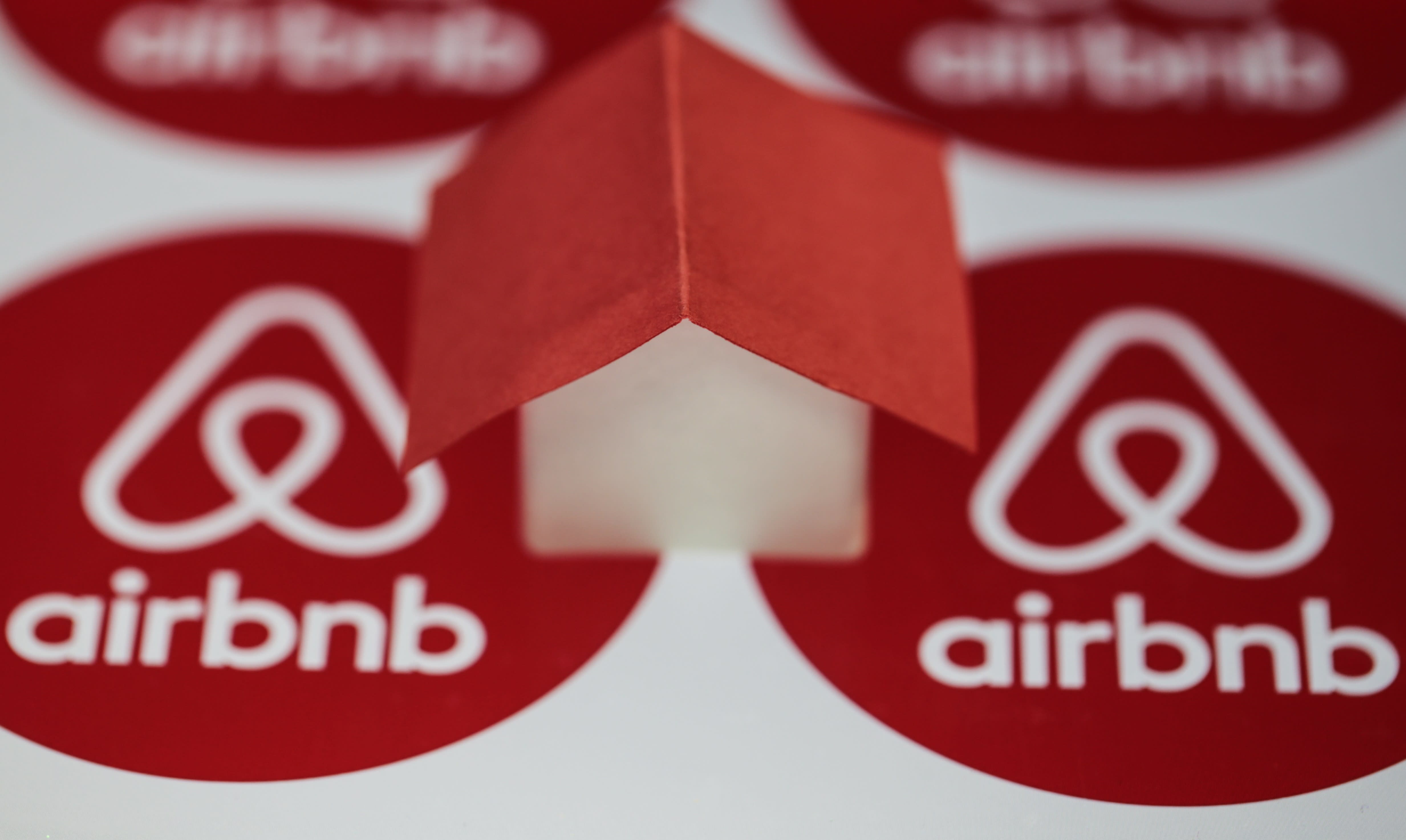 A medida que disminuyen los viajes de negocios, Airbnb ve oportunidades en  los viajes de trabajo a distancia