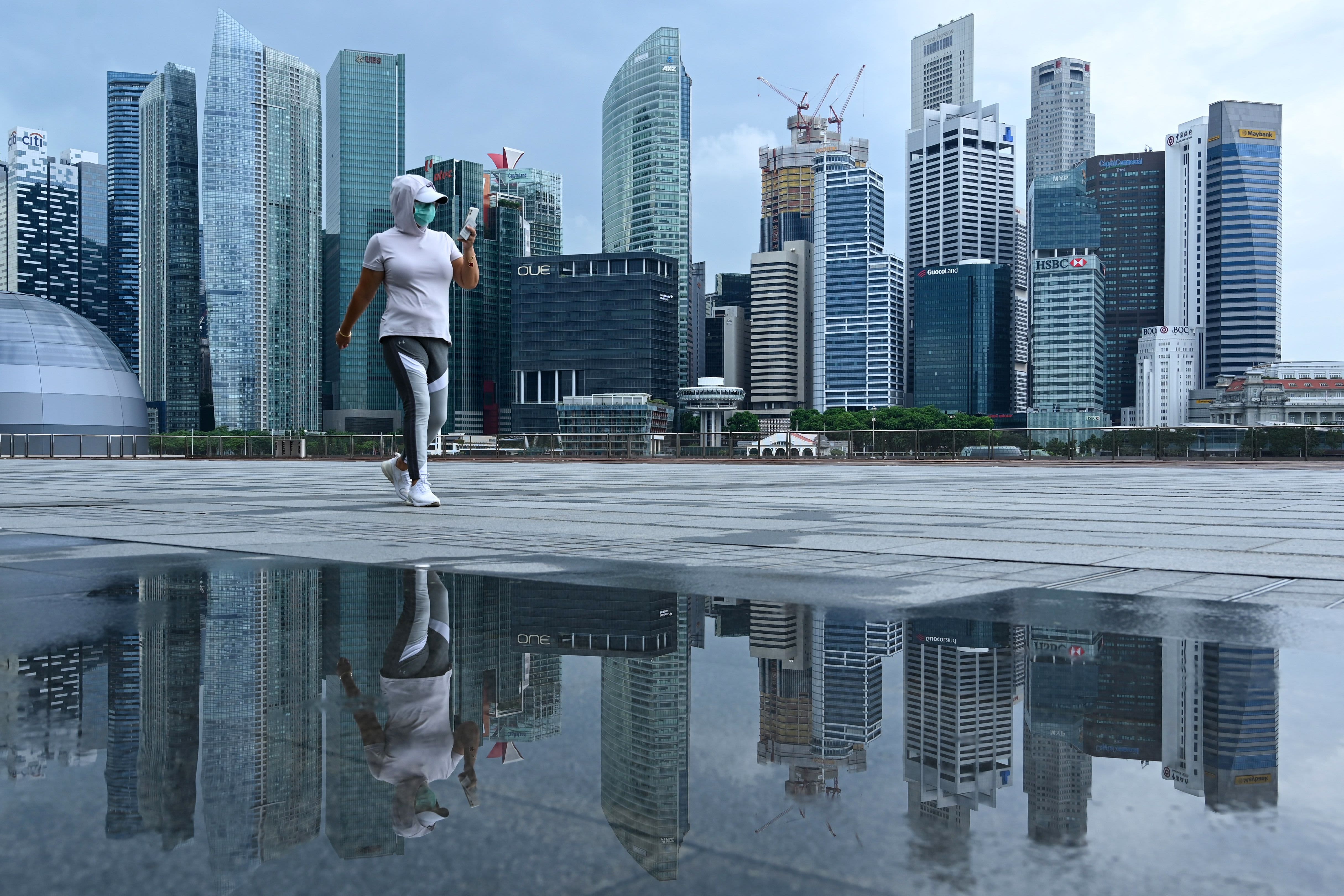 Singapūra sāk atvieglot Covid ierobežojumus, jo ikdienas infekcijas samazinās