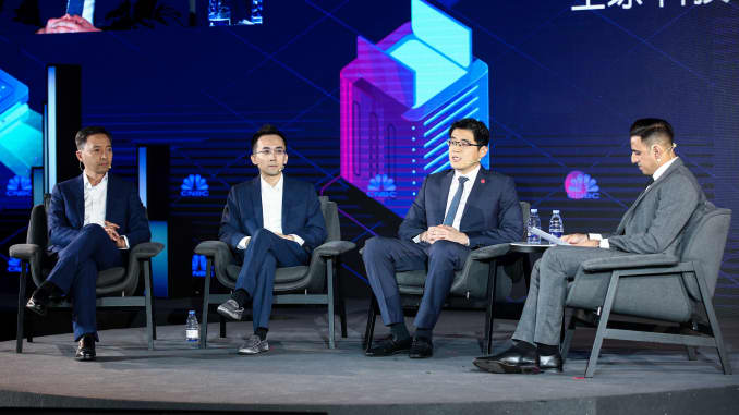 (De izquierda a derecha) Edward Xu, CSO de EHang;  Jianxiong Xiao, director ejecutivo de Auto X;  Yan Li, director ejecutivo de NIU Technologies y Arjun Kharpal de CNBC hablan en el segundo día de la conferencia anual East Tech West en Nansha, Guangzhou.