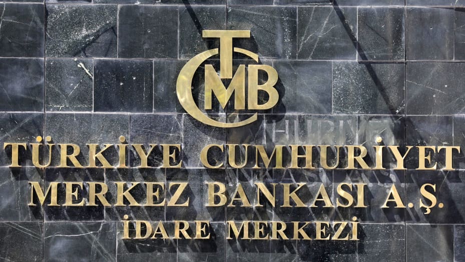 Una fotografía tomada el 14 de agosto de 2018 muestra el logotipo del Banco Central de Turquía en la entrada de su sede en Ankara, Turquía.