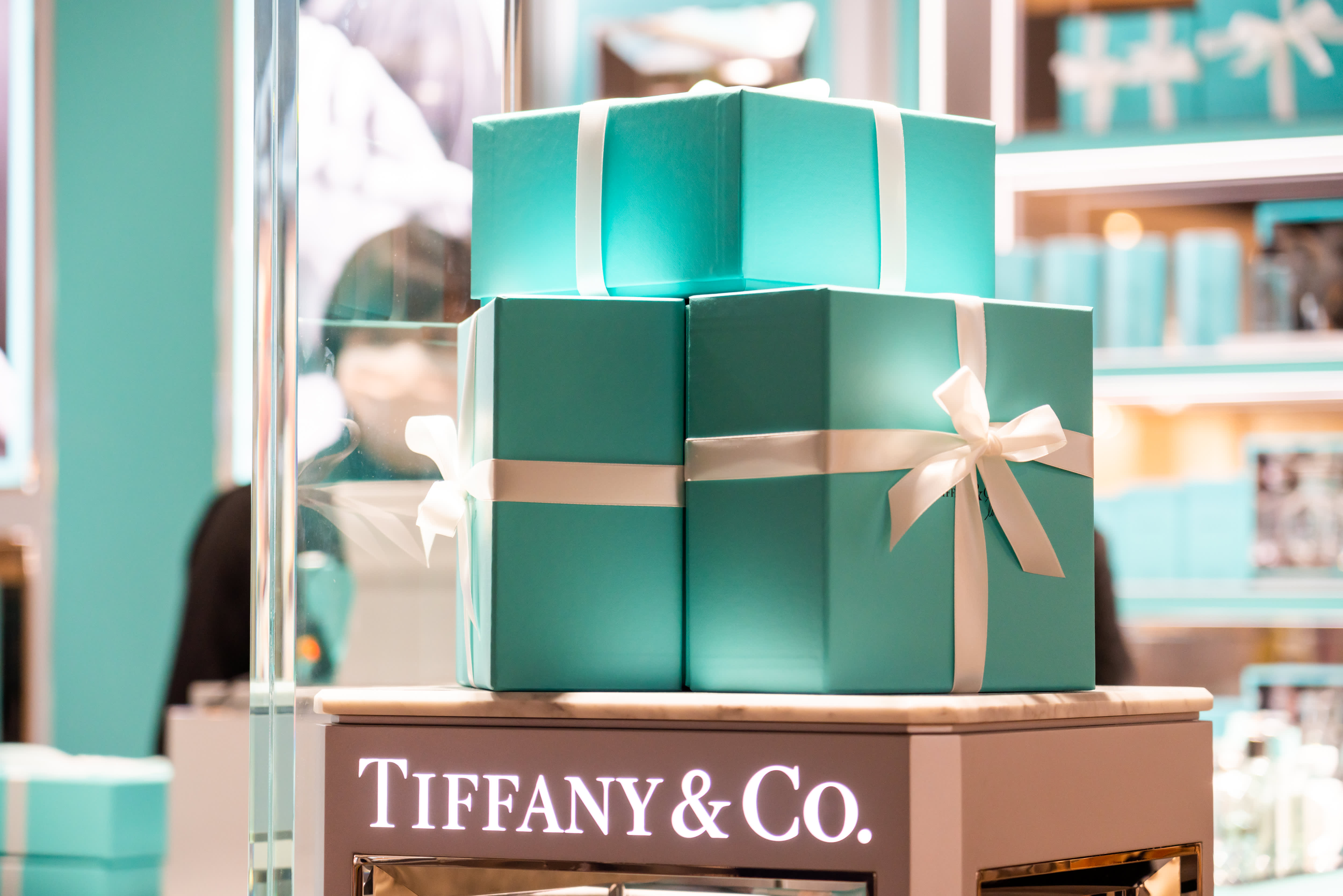 Tiffany posts record holiday sales on 