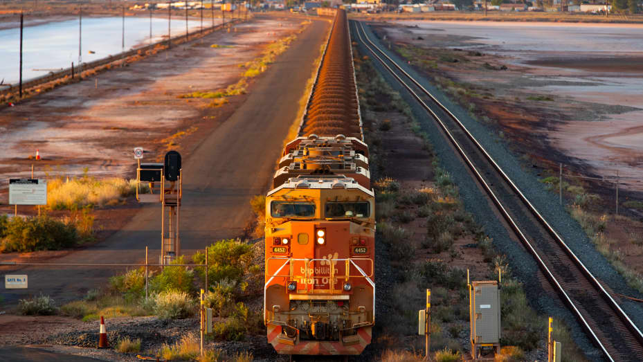 Un tren de carga de BHP Billiton Ltd. que transporta mineral de hierro viaja a lo largo de una vía férrea hacia Port Hedland, Australia.
