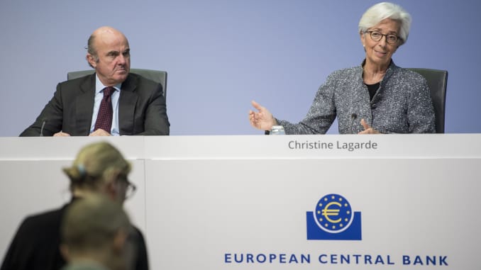 Christine Lagarde (R), Presidenta del Banco Central Europeo (BCE), y Vicepresidente Luis de Guindos (L)