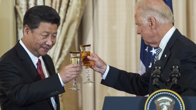 US Vice President Joe Biden and Chinese President Xi Jinping toast during a State Luncheon for China hosted by US Secretary of State John Kerry on September 25, 2015 at the Department of State in Washington, DC.