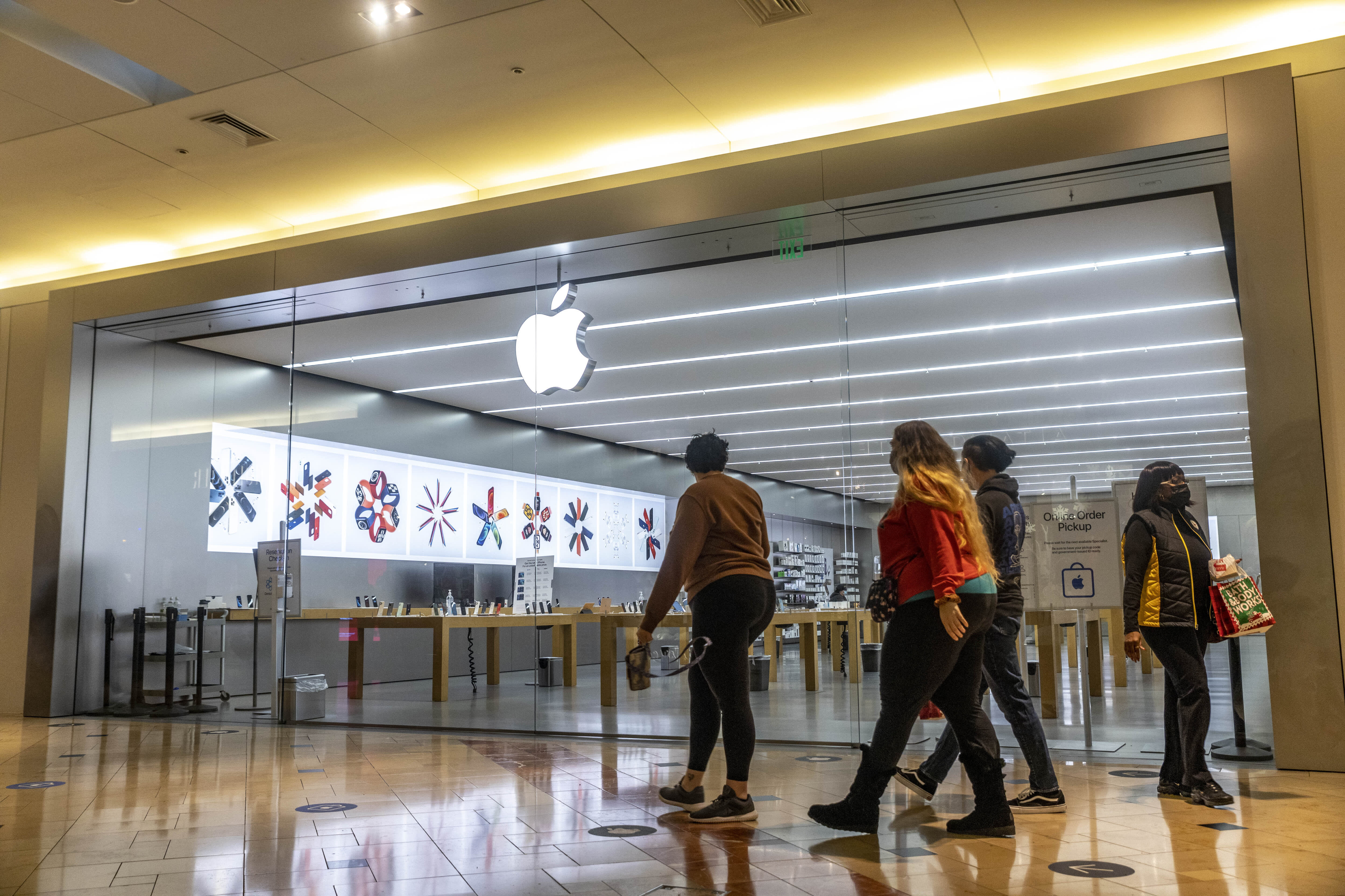 Gene Munster says Apple shares reach $ 3 trillion market value