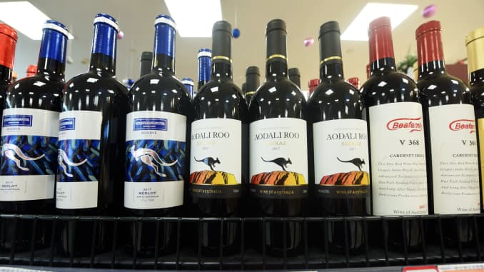 Las botellas de vino importadas de Australia se exhiben a la venta en un supermercado el 27 de noviembre de 2020 en Hangzhou, provincia de Zhejiang de China.