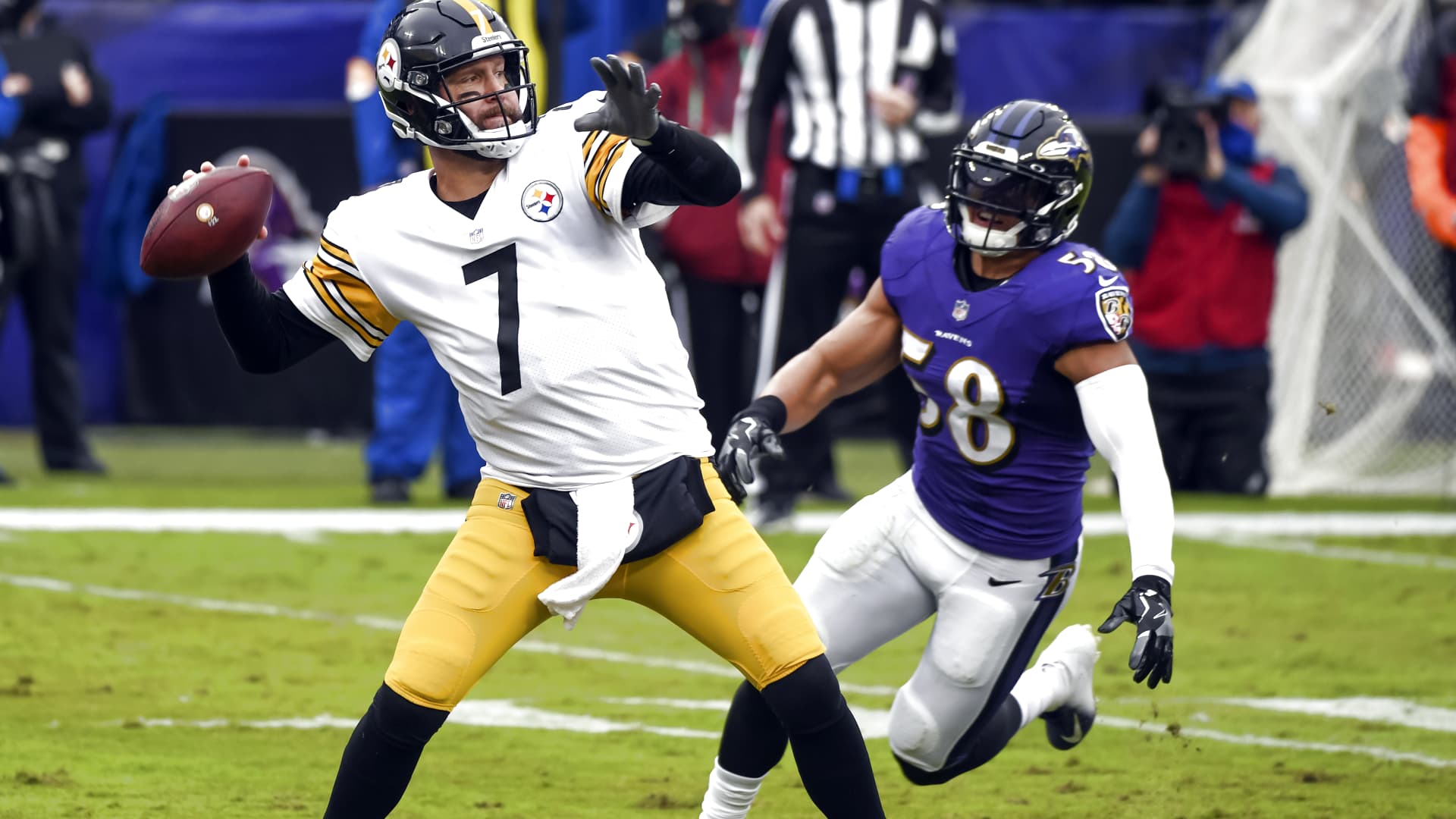 Pittsburgh Steelers quarterback Ben Roethlisberger (7) drops back to pass against the rush of Baltimore Ravens linebacker L.J. Fort (58) during the Pittsburgh Steelers game versus the Baltimore Ravens on November 1, 2020 at M&T Bank Stadium in Baltimore, MD.